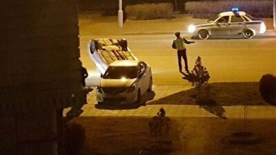 Автомобиль перевернулся после наезда на канализационный люк в Актау