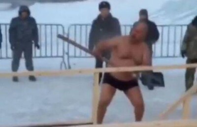Самурай с лопатой разбушевался во время зимнего купания в Астане