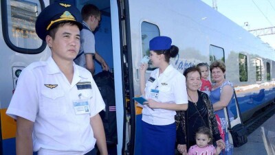"Эйр Астана" обучила проводников КТЖ вежливости в обращении с пассажирами