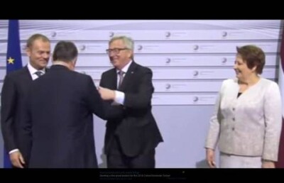 Глава Еврокомиссии назвал премьер-министра Венгрии диктатором и дал ему пощёчину
