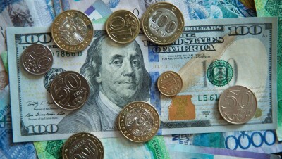 Тенге укрепляется по отношению к доллару