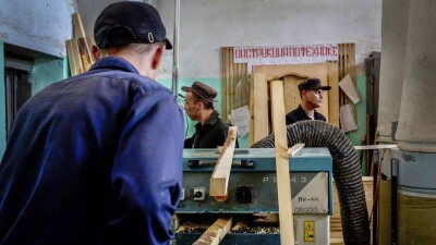 Руководство колонии бизнесменам: Наши работники никогда не прогуляют работу