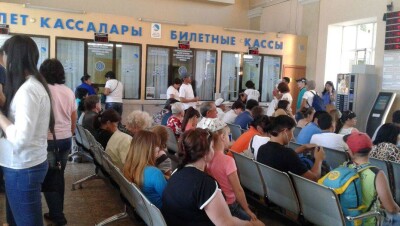 Антикоррупционщики ездили "зайцем" в поездах Казахстана и выявили перекупщиков билетов