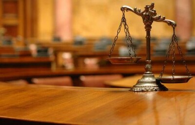 Сбросившую в Алматы с пятого этажа детей женщину заключили под стражу 