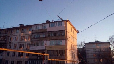 В Уральске порывом ветра снесло крышу пятиэтажного дома