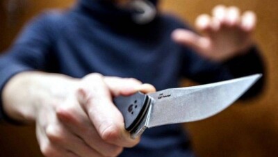 В Талдыкоргане раненый владелец магазина задержал грабителя