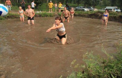 Костанайцы играли в грязи, чтобы помочь тяжелобольной девочке