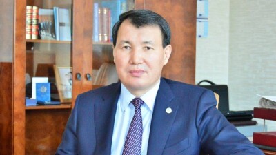 Фейком назвал Шпекбаев информацию о запрете мобильников госслужащим