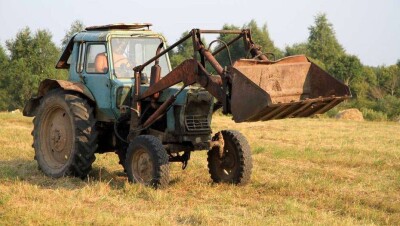 Лишённых водительских прав принимали учиться на трактористов по программе "Енбек" в Павлодарской области