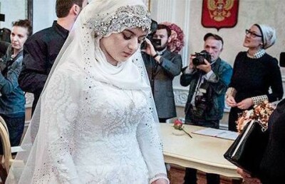 Почему плакала невеста на "свадьбе тысячелетия " в Грозном, рассказали в телерепортаже