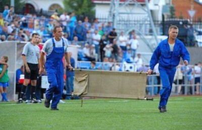 Медики уронили травмированного футболиста с носилок на матче Лиги чемпионов