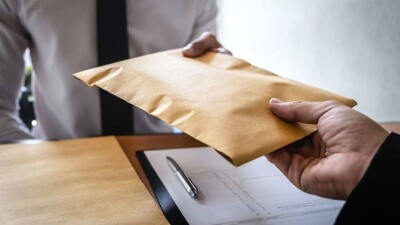 Двух сотрудников департамента полиции Атырауской области задержали по подозрению в получении взятки