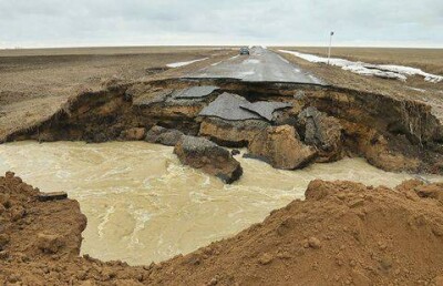Бурлящий поток воды вновь разорвал дорогу в Костанайской области