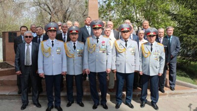 Солдатской кашей угостили столичные полицейские ветеранов