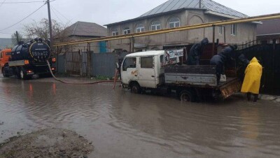 В Алматы из-за сильного дождя затапливает улицы и частные дома