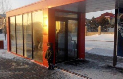 Вандалы унесли из тёплой остановки в Астане Wi-Fi-модем 