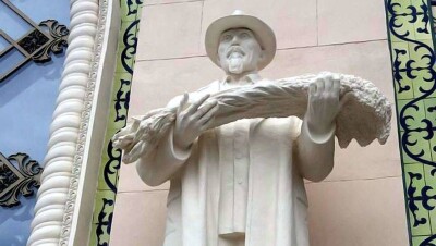 У павильона "Казахстан" на ВДНХ в Москве вновь появились скульптуры Жамбыла и Берсиева