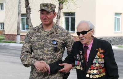 Ветеранов Великой Отечественной угостили солдатской кашей