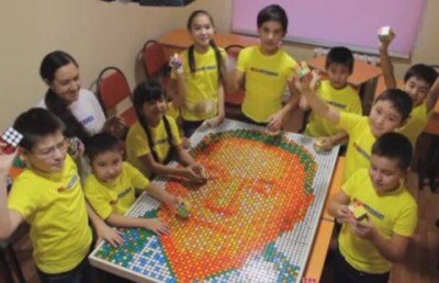 Портрет Назарбаева из кубиков Рубика неделю собирали дети в Усть-Каменогорске