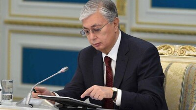 Токаев предложил постепенно вводить запрет на бумажные версии документов