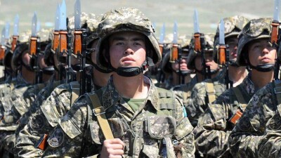 С 1 июля повысится зарплата военнослужащих - Назарбаев