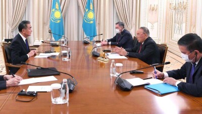Елбасы встретился с министром иностранных дел Китая Ваном И в Нур-Султане