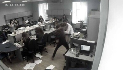 Он меня ударял и тянул за волосы - избитый юрист актюбинского филиала КТЖ