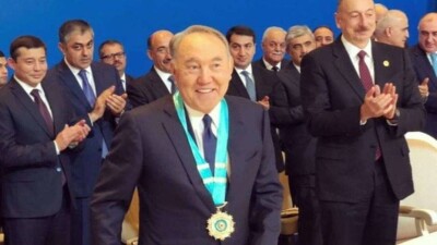 Назарбаеву вручили Высший орден Тюркского мира на саммите в Баку