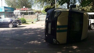 В Алматы перевернулась инкассаторская машина с деньгами