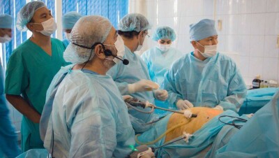 Израильские врачи в прямом эфире ушили желудки пяти казахстанцам с лишним весом