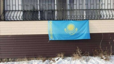 Казахстанцы во всех регионах вывешивают государственные флаги на своих домах 