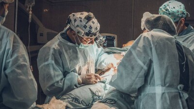Известный казахстанский политик прострелил себе ладонь из пистолета