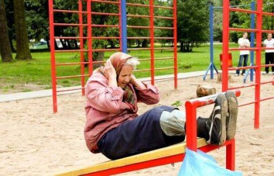 Алматинские пенсионеры активно осваивают уличные тренажёры