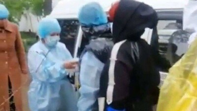 Видео с людьми в защитных костюмах из мусорных пакетов оказалось не фейком. Это были представители НПО