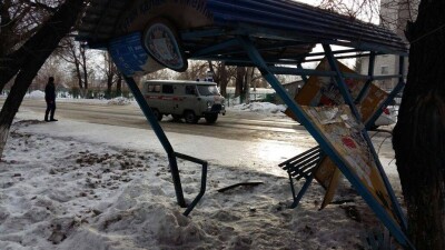 Почти месяц искорёженная после ДТП остановка угрожает безопасности жителей Семея