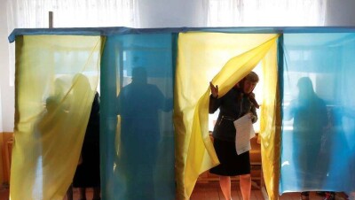 Exit poll: Зеленский и Порошенко проходят во второй тур президентских выборов в Украине