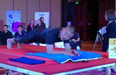 Китаец установил мировой рекорд, простояв на локтях восемь часов