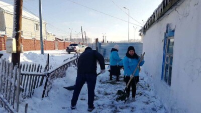 Столичная молодёжь помогает ветеранам и пенсионерам в уборке снега