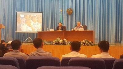 Аким Павлодара вывел на экран фото спящего во время совещания полицейского