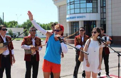 Американский ультрамарафонец Дин Карназес прибежал в Шымкент