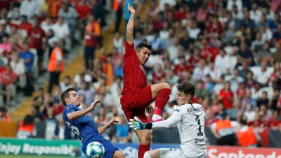 Мальчик из Казахстана помог президенту УЕФА наградить футболистов "Ливерпуля"