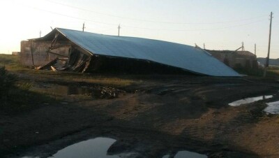 Ураган в Костанайской области сорвал крыши с домов и обрушил телевизионную вышку