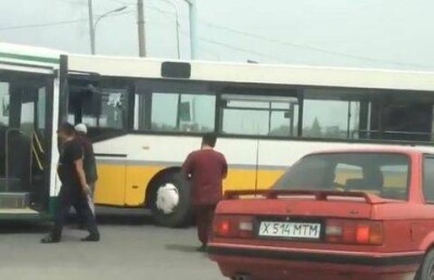 Автобусная гармошка образовалась после ДТП в Шымкенте