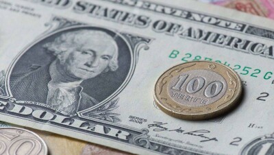 Доллар на первых торгах в 2019 году подешевел на 2,5 тенге