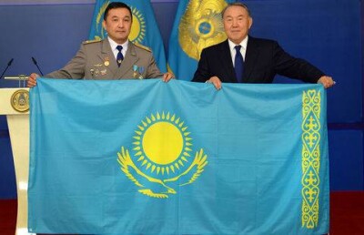 Флаг Казахстана, облетевший планету 150 раз, передали Нурсултану Назарбаеву 
