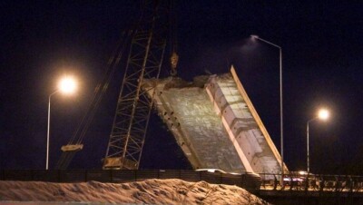 Рухнувший мост начали демонтировать в Усть-Каменогорске