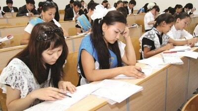 Как теперь казахстанские школьники будут сдавать выпускные экзамены и ЕНТ