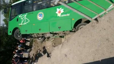 Пригородный автобус упал в реку под Алматы, пострадали двое