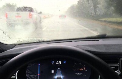 Tesla элегантно проплыла мимо застрявших в потопе алматинских машин