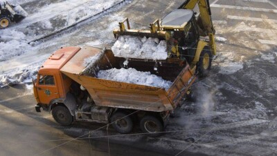 Картонными коробками заменили спецтехнику при уборке снега в Семее
